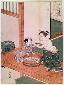 在日本，一位赤身裸体的母亲在一个装满水的盆子旁给她的孩子洗澡。铃木春信（1725 -1770）的版画。1766-1768.Dim.0,27x0,201米。巴黎，吉美博物馆，国立亚洲艺术博物馆