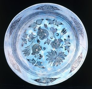 绿松石玻璃盘，带有程式化的花卉喷雾，十五世纪 作者 叙利亚学校