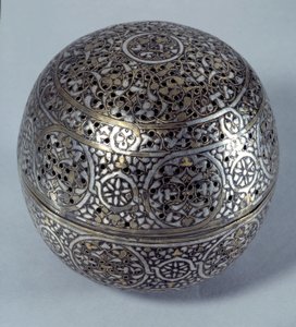 Oriental Art: Frule perfume (burn-perfume) or hand warmer (hand warmer) from Syria, late 15th, beginning of 16th century. Copper alloy hammered with grave decor, pierces, inlaid with gold, silver and black paste. Paris, Musee Du Louvre 作者 叙利亚学校