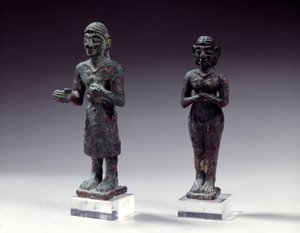Statuettes of worshipers and goddess in bronze, from Syria 2300-2000 BC. Paris, Louvre Museum