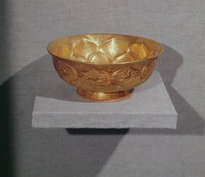 碗装饰有浮雕莲花瓣（金）