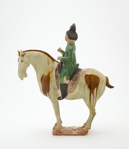 骑马的人，唐朝，c.700-750（带有硅酸铅釉和彩绘细节的陶器）
