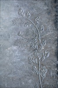 刻有基督教徒、花和叶子的石碑，618-907年（石头）。 作者 唐代中文学校