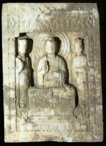 表现佛祖被两个侍者围绕的石碑，618-907年（石灰石）。 作者 唐代中文学校