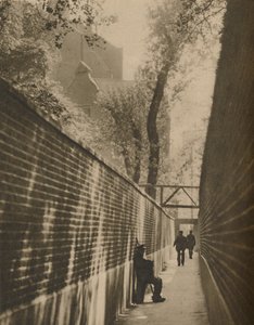 在兰斯当通道（Lansdowne Passage）中，一名公路工人曾经疾驰一生，大约在1935年。 作者 泰勒