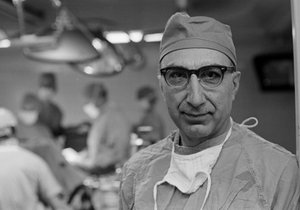 德克萨斯医学中心心血管外科医生迈克尔-德巴克伊（Michael DeBakey）博士的肖像。