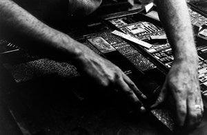 排字工人为波多黎各的《边疆人报》（Frontiersman）从油印机上打出冷字。 作者 特德·斯皮格尔