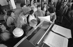 1962 年西雅图世界博览会的参观者观看早期 UNIVAC 大型计算机的展示。 作者 特德·斯皮格尔