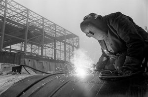 焊工在汉福德建筑工地使用乙炔焊枪焊接工业管道... 作者 特德·斯皮格尔