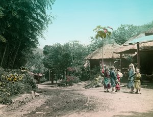 孩子们在通往宫之下的路上玩耍，约 1900 - 1915 年（照片） 作者 
