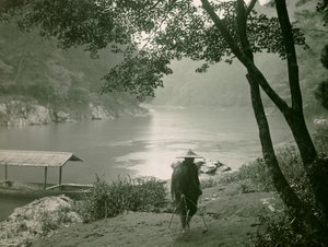 京都岚山区保津川边的渔夫，约 1900 - 1915 年（照片） 作者 