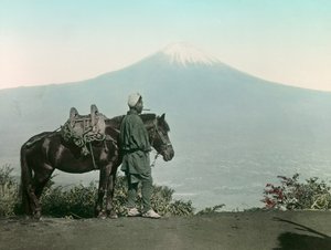 约 1900 - 1915 年，日本男子在大手山上骑马，身着长袍，凝视富士山（照片） 作者 