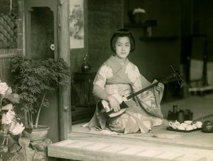 一位弹奏三味线的日本妇女肖像，约 1900 - 1915 年（照片） 作者 