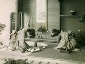 两名身着传统服装的日本妇女在茶道前相互问候，约 1900 - 1915 年（照片） 作者 