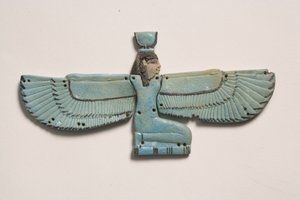 有翅膀的女神Isis（faience）的胸部