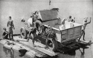 1925年，北罗得西亚，在一条破损的浮桥上越过昌贝西河