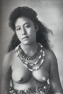 萨摩亚美女，戴着牙齿和贝壳项链，1902年