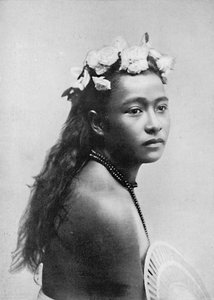 1902年，一个萨摩亚女孩，花冠是芙蓉花