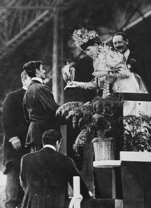 女王亚历山德拉将一个特殊的杯子交给Dorando，以纪念他在1908年7月赢得奥运会马拉松赛的巨大努力
