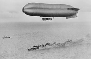 RNAS沿海级飞艇C23A飞越战舰护卫舰，1917年