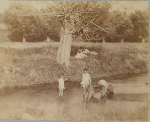 [三个孩子和一只狗在小河里玩耍，1883年7月4日]，1883年。 作者 托马斯·埃金斯