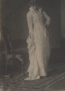 [Woman in White Laced-bodice Dress in Studio of Thomas Eakins], 1880s., 1880s. 作者 托马斯·埃金斯