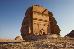 Madaâ€in Salih aka Al-Hijr aka Hegra 的纳巴泰遗址碎片，一个考古遗址... 作者 托马斯·J·阿伯克龙比