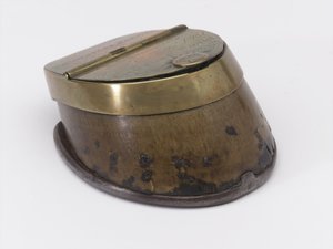 属于威廉-泰尔维特-德雷克上尉的马蹄铁墨水瓶，约1829年（墨水瓶，马蹄铁）。