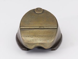 属于威廉-泰尔维特-德雷克上尉的马蹄铁墨水瓶，约1829年（墨水瓶，马蹄铁）。