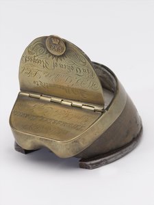 属于威廉-泰尔维特-德雷克上尉的马蹄铁墨水瓶，约1829年（墨水瓶，马蹄铁）。
