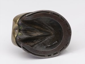 皇家骑兵卫队威廉·泰惠特·德雷克船长的马蹄墨水瓶，约 1829 年（墨水瓶，马蹄）