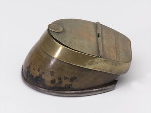 属于威廉-泰尔维特-德雷克上尉的马蹄铁墨水瓶，约1829年（墨水瓶，马蹄铁）。