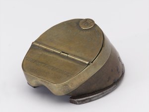 属于威廉-泰尔维特-德雷克上尉的马蹄铁墨水瓶，约1829年（墨水瓶，马蹄铁）。
