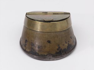 属于皇家骑兵卫队威廉·泰惠特·德雷克船长的马蹄墨水瓶，约 1829 年（墨水瓶，马蹄）