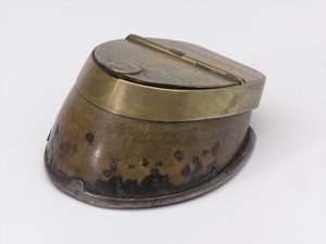 属于皇家骑兵卫队威廉·泰惠特·德雷克船长的马蹄墨水瓶，约 1829 年（墨水瓶，马蹄）