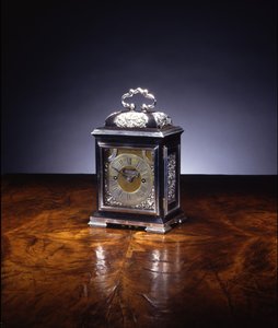 微型撞击式支架时钟，无。 222，约1695年（银和乌木）（另请参见834229-32）