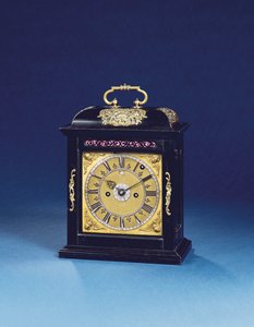 女王安妮（Queen Anne）安装的敲击式支架钟，带有拉力四分之一重复，编号376，约1705年（黑檀木和镀金黄铜）（另请参见867499-500）