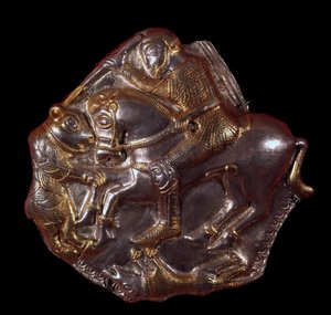 色雷斯文明：金银烛台代表被熊袭击的骑手。 公元前 400-350 年。 Lovtch，历史部门博物馆，保加利亚