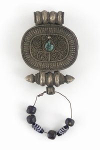 护身符（Gau）（银色，玻璃珠和绿松石） 作者 藏族学校