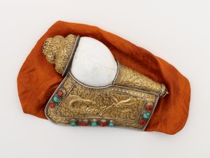 一对海螺壳角（粪ung） 作者 藏族学校