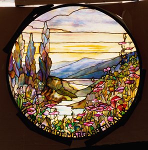 蒂法尼影城（Tiffany Studios），日落和山脉的窗户，约1900年