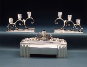 蒂芙尼（Tiffany＆Co.）博览会的核心装饰品和两个三灯烛台，为1939年世界博览会（约1939年，银色）制作