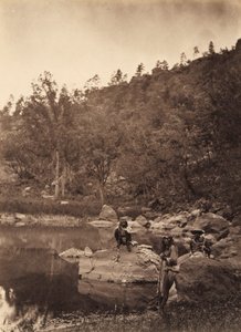 亚利桑那州 Sierra Blanca 山脉阿帕奇湖上的景色，前景为两名阿帕奇童子军