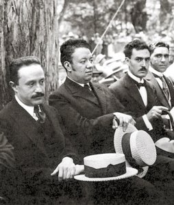 Jose Vasconcelos和Diego Rivera在墨西哥城Chapultepec公园的一次室外活动期间，1921年 作者 蒂娜·莫多蒂