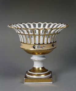 水果篮子，约1826-1838年（硬膏瓷加珐琅和镀金）。 作者 塔克中国工厂