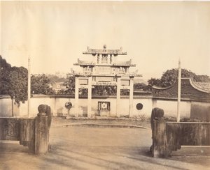凯旋门，福州，约1869年。 作者 东兴。