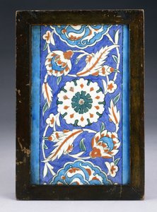 伊兹尼克（Iznik）边界瓷砖，大约在滚动的手掌和绿叶藤蔓之间有中央花头，约1570年（陶瓷） 作者 土耳其语学校