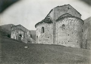 意大利伦巴第奇瓦特圣皮埃特罗蒙特修道院的天井，Ugo Monneret de Villard 摄影，约 1910 年 作者 乌戈·莫内雷·德·维拉德