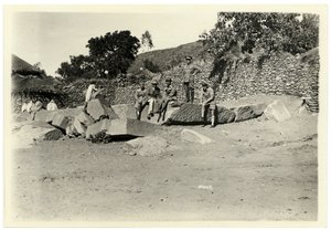 考古学家 Ugo Monneret de Villard 和一些意大利士兵坐在埃塞俄比亚阿克苏姆的残碑上，摄影：Ugo Monneret de Villard
