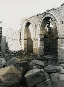 埃及 Qasr Ibrim 供奉圣母玛利亚的基督教大教堂内部的柱子和拱门，摄影师：Ugo Monneret de Villard 作者 乌戈·莫内雷·德·维拉德